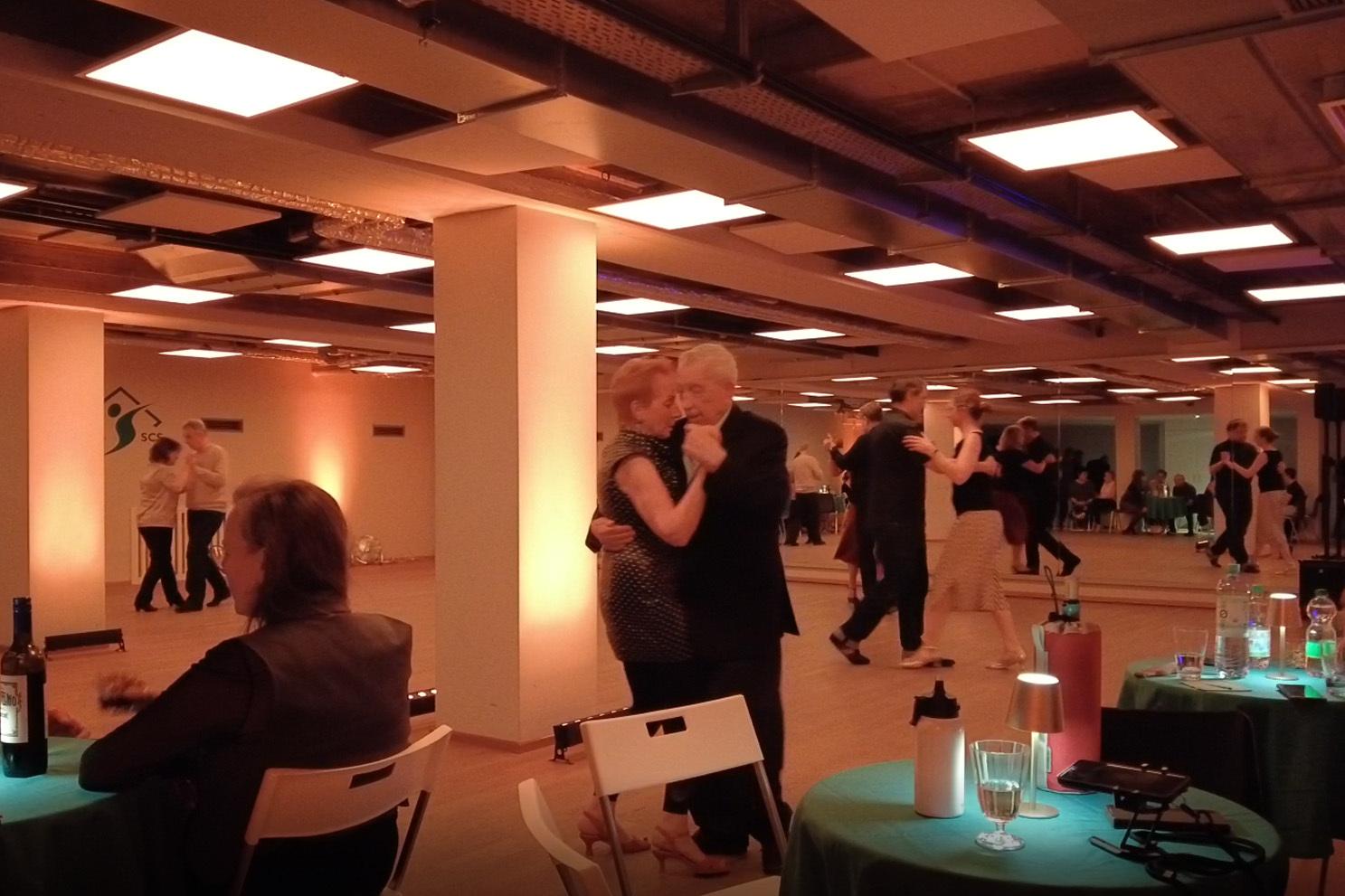 Tanzende bei der Milonga im SCS Bewegungsraum UG