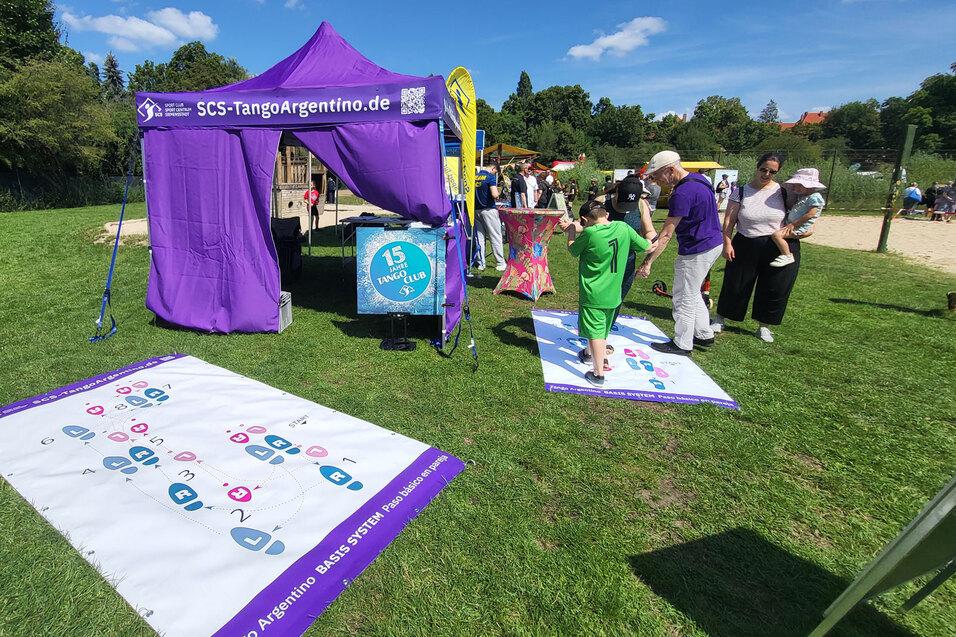 Fotoaufnahme mit Menschen und Pavillons vom Südparkfest auf dem Freizeitgelände des Südparks Spandau
