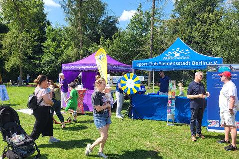 Fotoaufnahme mit Menschen und Pavillons vom S&uuml;dparkfest auf dem Freizeitgel&auml;nde des S&uuml;dparks Spandau