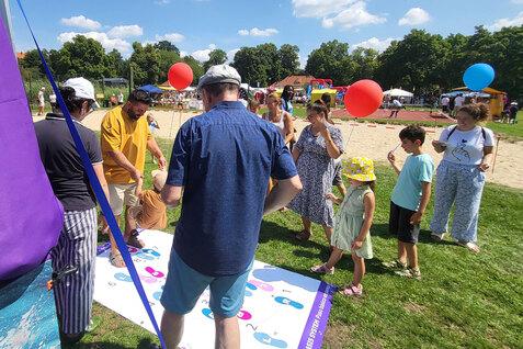 Fotoaufnahme mit Menschen und Pavillons vom S&uuml;dparkfest auf dem Freizeitgel&auml;nde des S&uuml;dparks Spandau