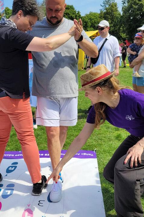 B&uuml;rgermeister Frank Bewig beim Tango Grundschritte Lernen - S&uuml;dparkfest Spandau 2025