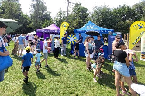 Fotoaufnahme mit Menschen und Pavillons vom Südparkfest auf dem Freizeitgelände des Südparks Spandau