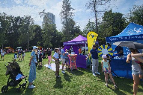 Fotoaufnahme mit Menschen und Pavillons vom Südparkfest auf dem Freizeitgelände des Südparks Spandau