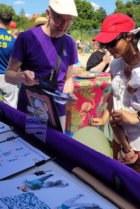 Fotoaufnahme mit Menschen und Pavillons vom Südparkfest auf dem Freizeitgelände des Südparks Spandau