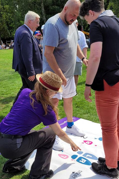 Bürgermeister Frank Bewig beim Tango Grundschritte Lernen - Südparkfest Spandau 2025