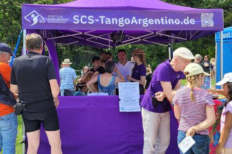Fotoaufnahme mit Menschen und Pavillons vom Südparkfest auf dem Freizeitgelände des Südparks Spandau