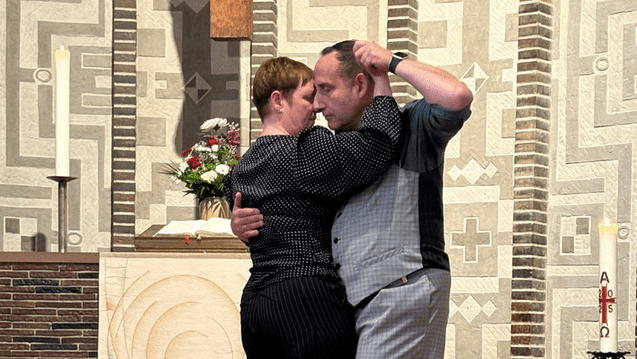Tango Gottesdienst Siemensstadt 2026 Tangoszene mit Paar vor einem Altarraum