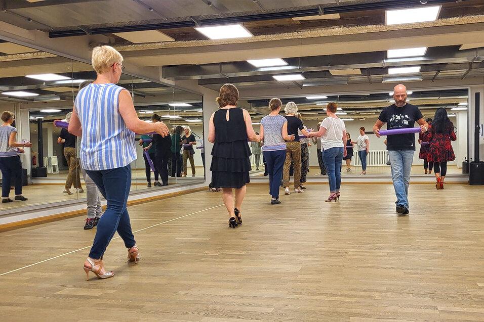 Schreitübungen für Folgende im SCS Bewegungsraum