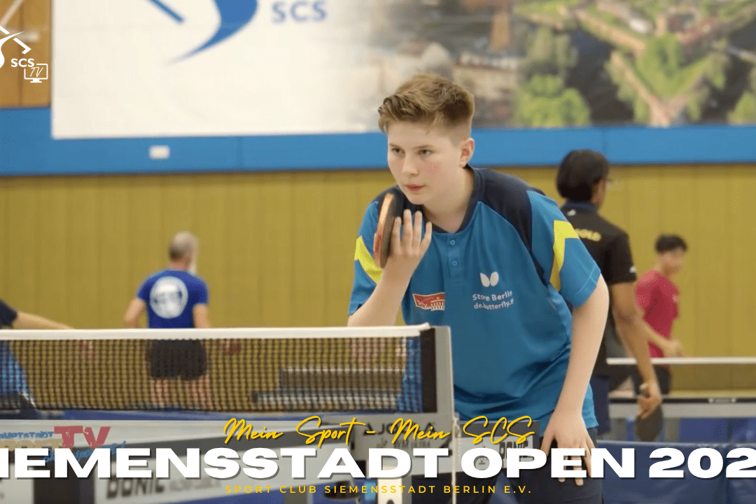 Ein junger Tischtennisspieler mit Schläger in der Hand konzentriert sich vor einer Tischtennisplatte während eines Wettkampfs.