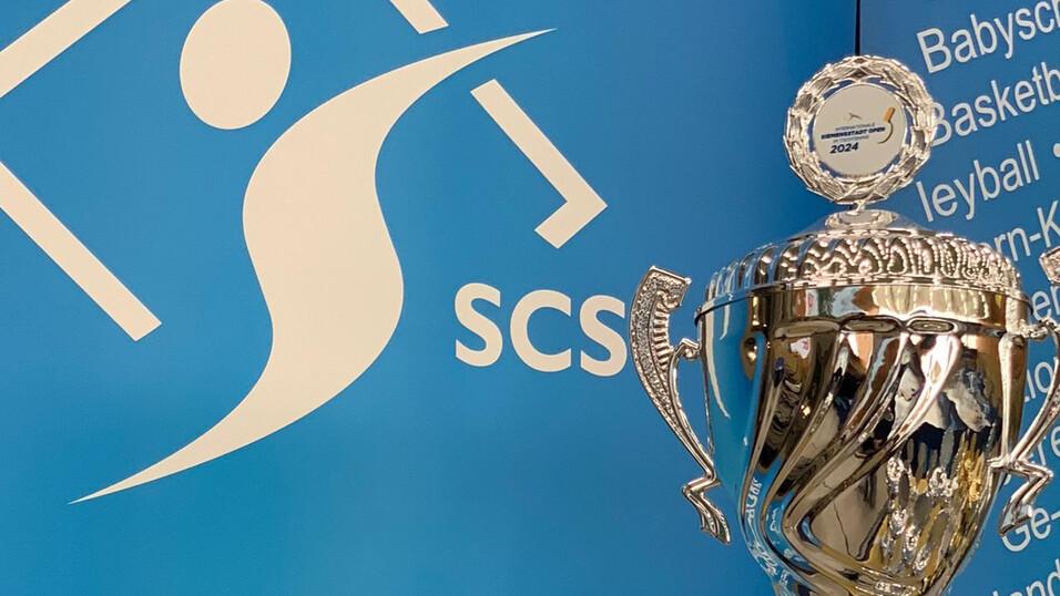 Vereinspokal des Sport Clubs Siemensstadt Berlin e.V. vor einer blauen Wand mit dem Vereinslogo und Text.