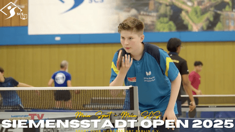 Ein junger Tischtennisspieler mit Schläger in der Hand konzentriert sich vor einer Tischtennisplatte während eines Wettkampfs.