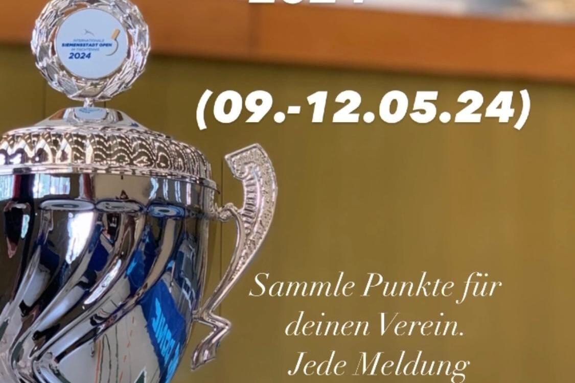 Silberner Pokal mit Aufschrift "Siemensstadt Open 2024" vor unscharfem Hintergrund, Ank&uuml;ndigung des Turniers vom 09. bis 12. Mai.