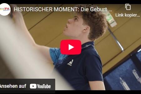 Junger Tischtennisspieler trainiert konzentriert an einer Tischtennisplatte in einer Sporthalle.