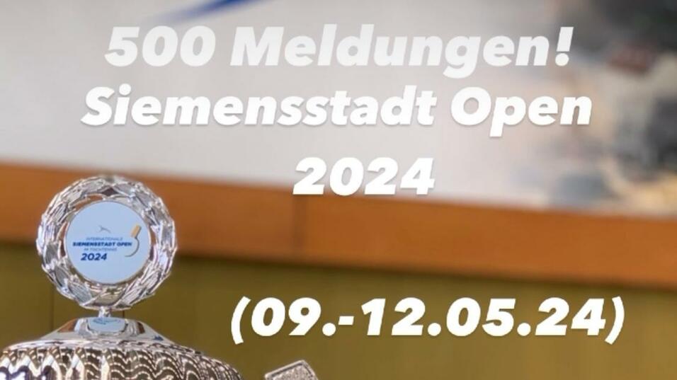 Silberner Pokal mit Aufschrift "Siemensstadt Open 2024" vor unscharfem Hintergrund, Ankündigung des Turniers vom 09. bis 12. Mai.