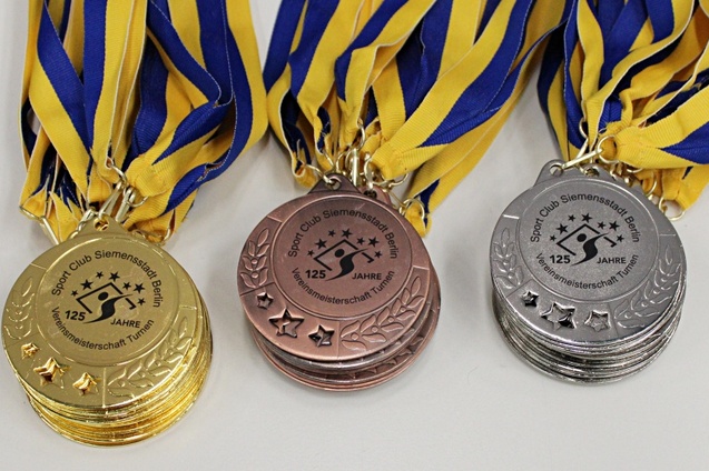Drei Medaillen in Gold, Silber und Bronze, jeweils mit einem blauen und gelben Band, f&uuml;r den Sport Club Siemensstadt Berlin.