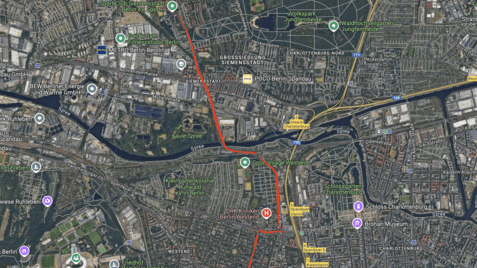 Karte von Berlin mit markierten Straßen und wichtigen Punkten wie ZOB und Sportanlagen in Westend.