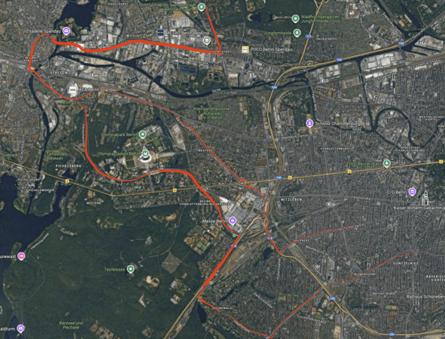 Karte von Berlin mit eingezeichneten Routen und markierten Orten wie Olympiastadion und Schloss Charlottenburg.