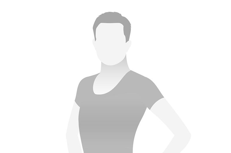 Silhouette einer Person in einem schlichten T-Shirt, ohne erkennbare Gesichtszüge oder Details.