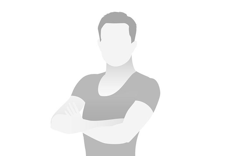 M&auml;nnliche Silhouette mit verschr&auml;nkten Armen, dargestellt vor einem neutralen, hellen Hintergrund.