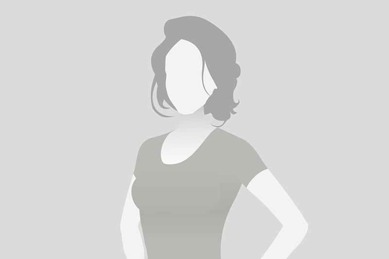 Umriss einer Frau mit schulterlangen Haaren und T-Shirt, vor grauem Hintergrund. Gesicht und Details sind nicht sichtbar.