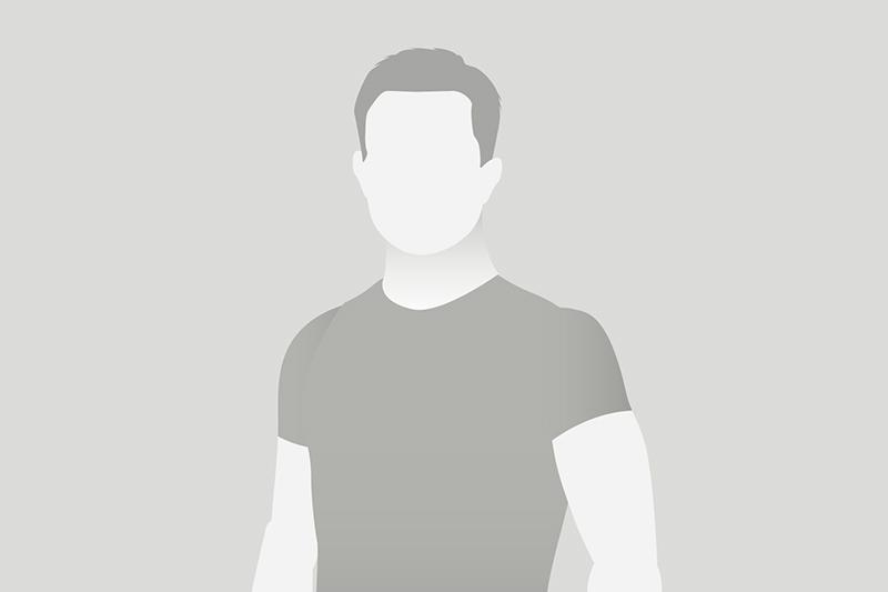 Silhouette eines Mannes in einem grauen T-Shirt vor neutralem Hintergrund.