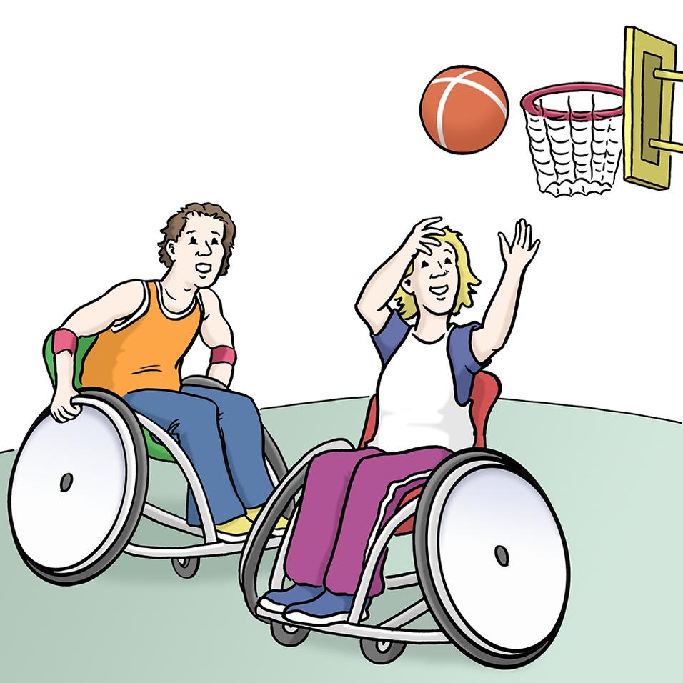 Zwei Personen im Rollstuhl werfen einen Basketball Richtung Korb in einer ebenen Sportumgebung.