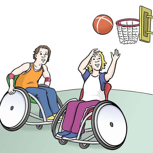 Zwei Personen im Rollstuhl werfen einen Basketball Richtung Korb in einer ebenen Sportumgebung.