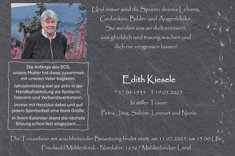 Trauerkarte mit einem Foto einer lächelnden Frau und textlichen Erinnerungen und Angaben zur Beisetzung.