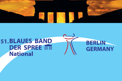 Plakat mit dem Brandenburger Tor im Hintergrund und Text zur Veranstaltung "51. Blaues Band der Spree National" in Berlin.