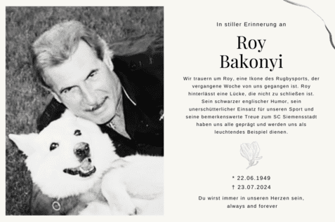 Portr&auml;t eines Mannes mit grauem Haar, der l&auml;chelnd einen wei&szlig;en Hund auf dem Scho&szlig; h&auml;lt. Erinnerungsanzeige f&uuml;r Roy Bakonyi.