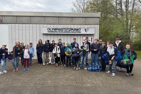Gruppe von Kindern und Jugendlichen vor dem Olympiast&uuml;tzpunkt Hamburg/Schleswig-Holstein, bereit f&uuml;r eine Veranstaltung.