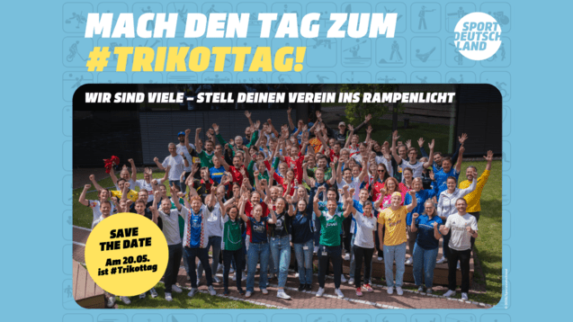Gruppenszene von Menschen in Sporttrikots, die lächeln und die Hände heben, um das #Trikottag zu feiern.
