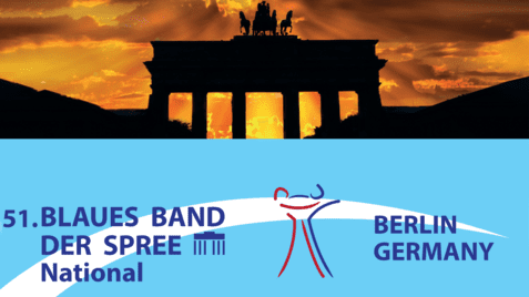 Plakat mit dem Brandenburger Tor im Hintergrund und Text zur Veranstaltung "51. Blaues Band der Spree National" in Berlin.