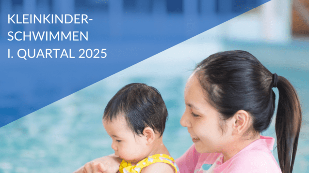 Mutter in Schwimmbekleidung hält Baby im Wasser, während sie mit bunten Spielsachen spielt. Einladung zum Kleinkinderschwimmen.