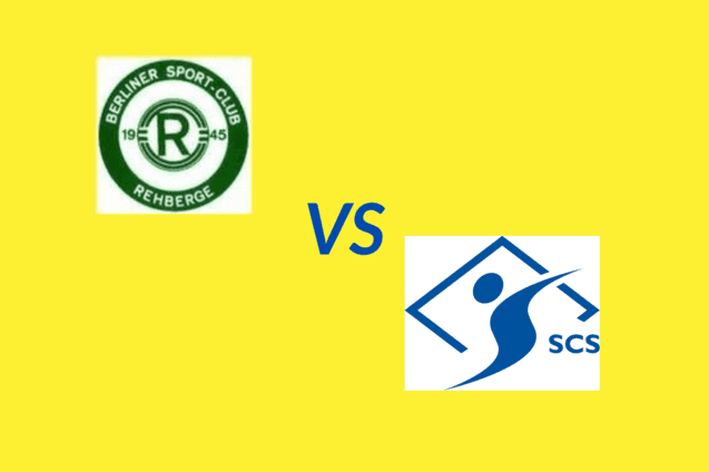 Logos des Berliner Sport-Clubs Rehberge und SCS auf gelbem Hintergrund, mit „VS“ in blauer Schrift dazwischen.
