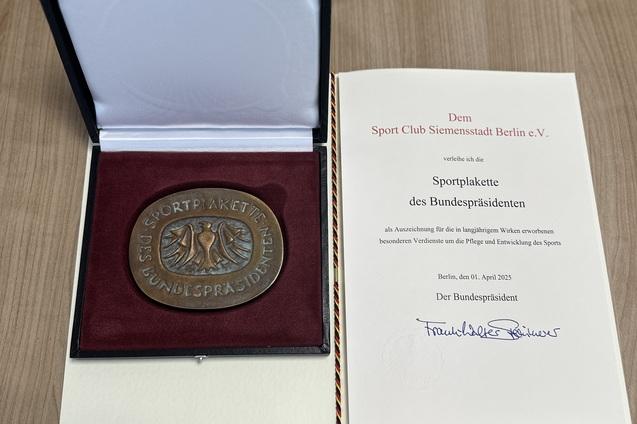 Medaille in einer Box und Urkunde f&uuml;r den Sport Club Siemensstadt Berlin e.V. zur Sportplakette des Bundespr&auml;sidenten.