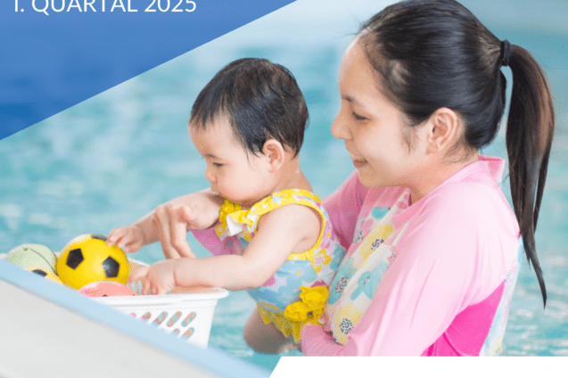 Mutter in Schwimmbekleidung h&auml;lt Baby im Wasser, w&auml;hrend sie mit bunten Spielsachen spielt. Einladung zum Kleinkinderschwimmen.