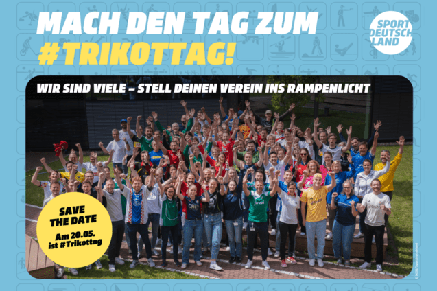 Gruppenszene von Menschen in Sporttrikots, die l&auml;cheln und die H&auml;nde heben, um das #Trikottag zu feiern.