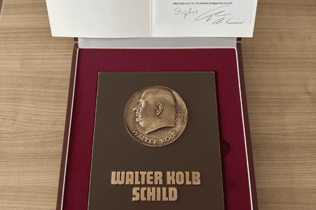 Bronzeplakette mit Inschrift &bdquo;Walter Kolb Schild&ldquo; zur Ehrung f&uuml;r 125 Jahre Treue zum Deutschen Turnen in einer Pr&auml;sentationsbox.
