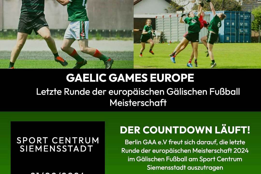 Zwei Szenen von Spielern in G&auml;lischem Fu&szlig;ball, die einen Ball auf einem Spielfeld im Sport Centrum Siemensstadt spielen.