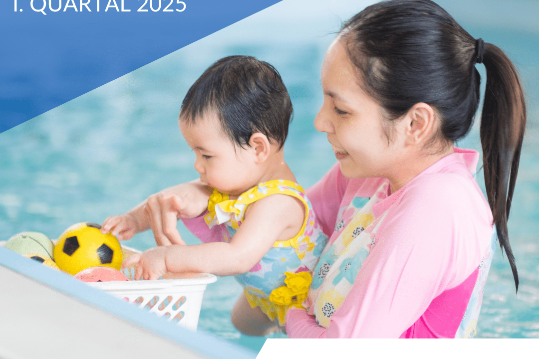 Mutter in Schwimmbekleidung h&auml;lt Baby im Wasser, w&auml;hrend sie mit bunten Spielsachen spielt. Einladung zum Kleinkinderschwimmen.