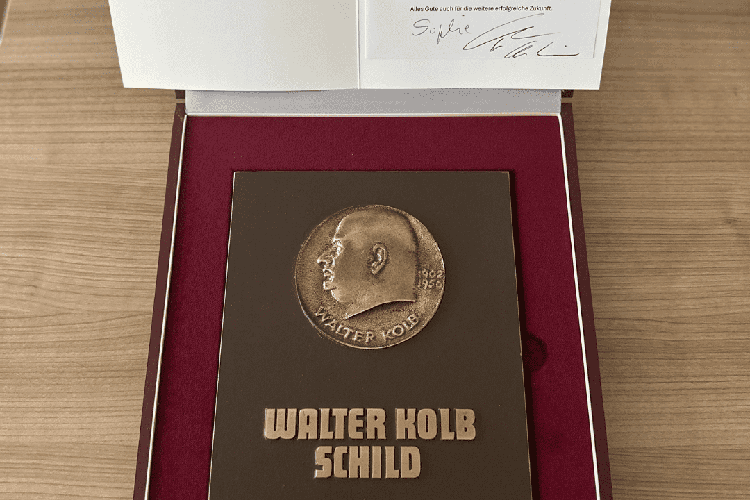 Bronzeplakette mit Inschrift &bdquo;Walter Kolb Schild&ldquo; zur Ehrung f&uuml;r 125 Jahre Treue zum Deutschen Turnen in einer Pr&auml;sentationsbox.