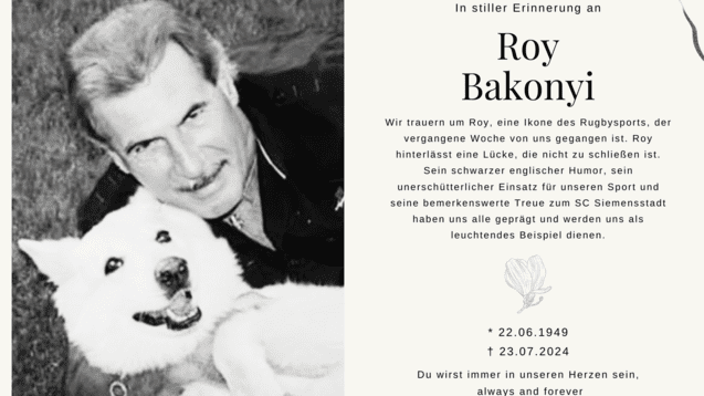 Portr&auml;t eines Mannes mit grauem Haar, der l&auml;chelnd einen wei&szlig;en Hund auf dem Scho&szlig; h&auml;lt. Erinnerungsanzeige f&uuml;r Roy Bakonyi.