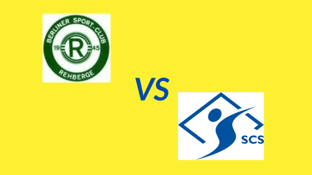 Logos des Berliner Sport-Clubs Rehberge und SCS auf gelbem Hintergrund, mit „VS“ in blauer Schrift dazwischen.