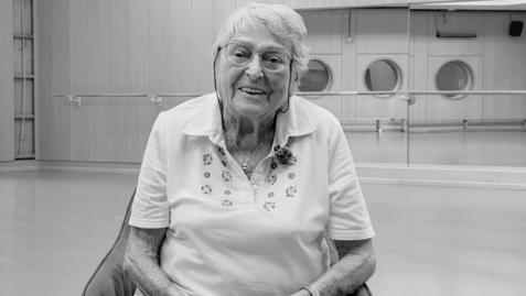 Portrait einer älteren Frau mit Schwarz-Weiß-Filter