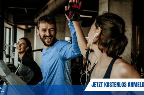 Drei Personen in Sportbekleidung lachen und klatschen auf einem Fitnessger&auml;t in einem modernen Fitnessstudio.