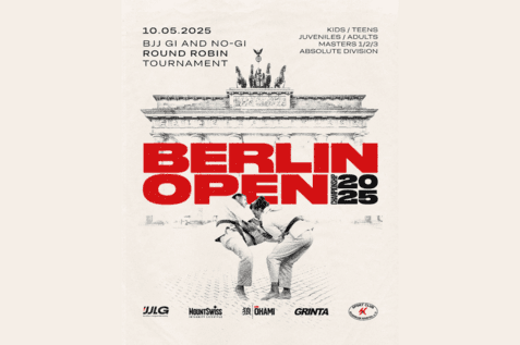 Plakat f&uuml;r das Berlin Open 2025 mit K&auml;mpfern in BJJ-Gi vor dem Brandenburger Tor. Datum und Turnierdetails sind angegeben.