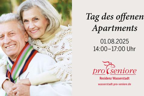 Ein &auml;lteres Paar l&auml;chelt in die Kamera, umrahmt von Natur, mit einem Flyer f&uuml;r den Tag des offenen Apartments.