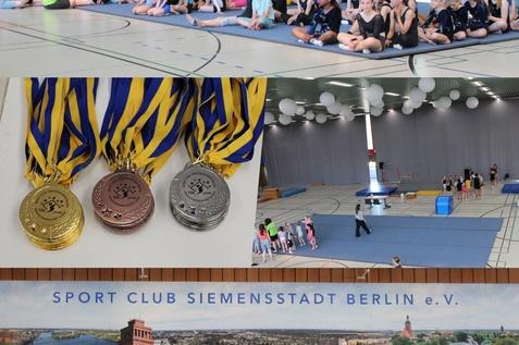 Gruppierung von Gymnastinnen auf Matten, Medaillen, und das Geb&auml;ude des Sport Clubs Siemensstadt in Berlin.