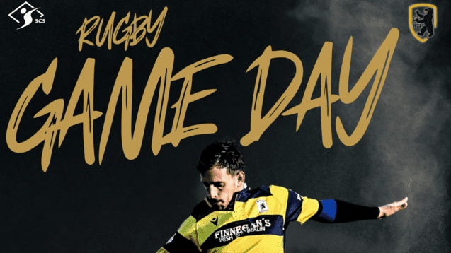 Rugby-Spieler in gestreiftem Trikot kickt einen Ball, umgeben von einem schwarzen Hintergrund mit Event-Details.